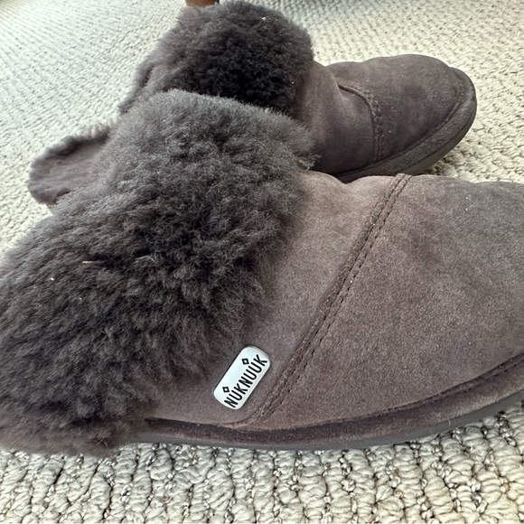 Genuine size 9 nuknuuk slippers - Picture 2 of 6